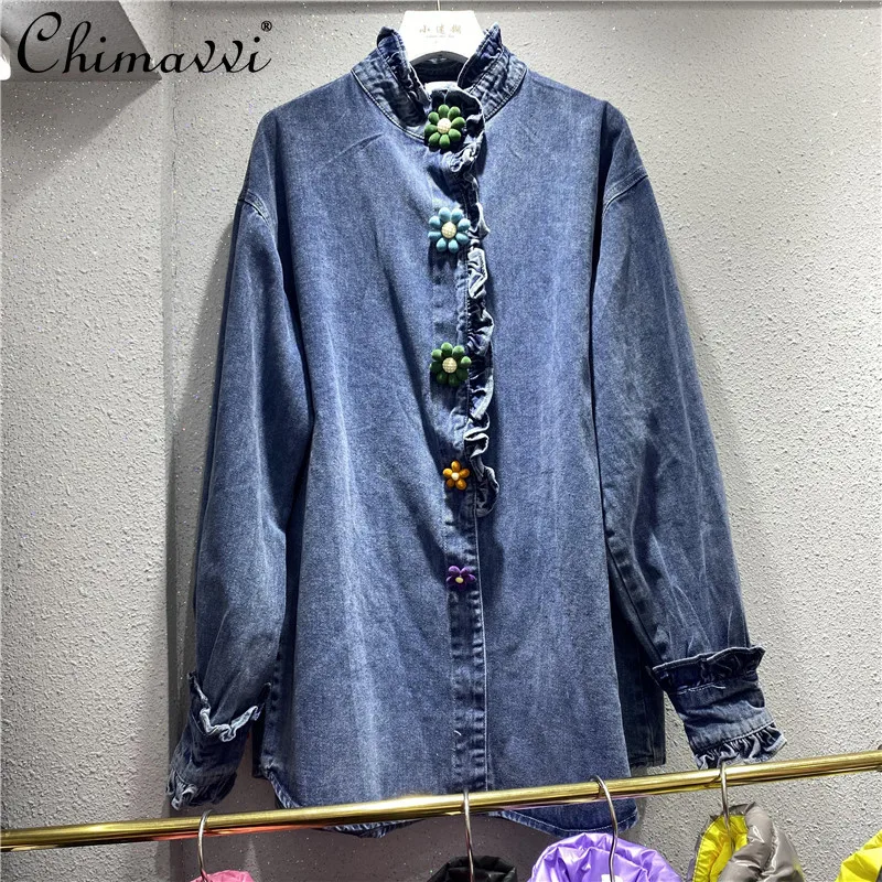 Женская блузка в европейском стиле, новинка весны 2022, модная комбинированная джинсовая рубашка свободного покроя с цветочной пряжкой и бус...