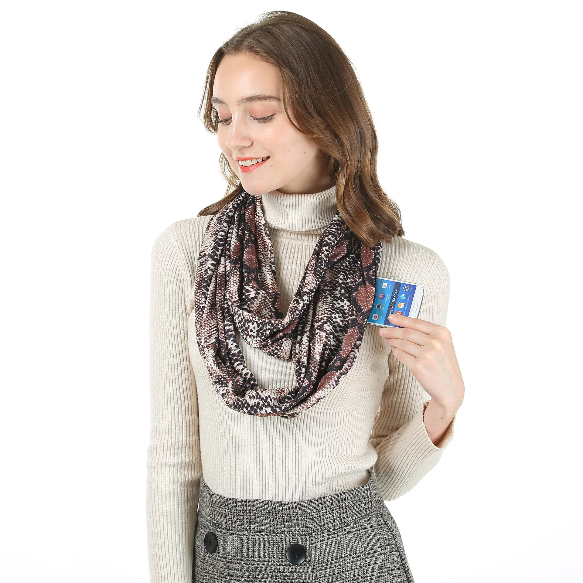 

Женский зимний шарф-хомут с принтом животных