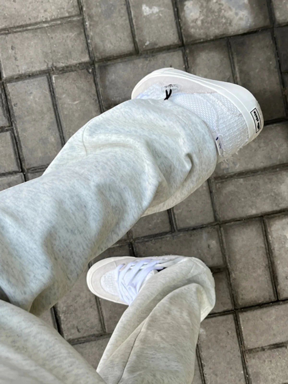 Бело-серые прямые спортивные брюки мужские осенне-зимние драпированные широкие