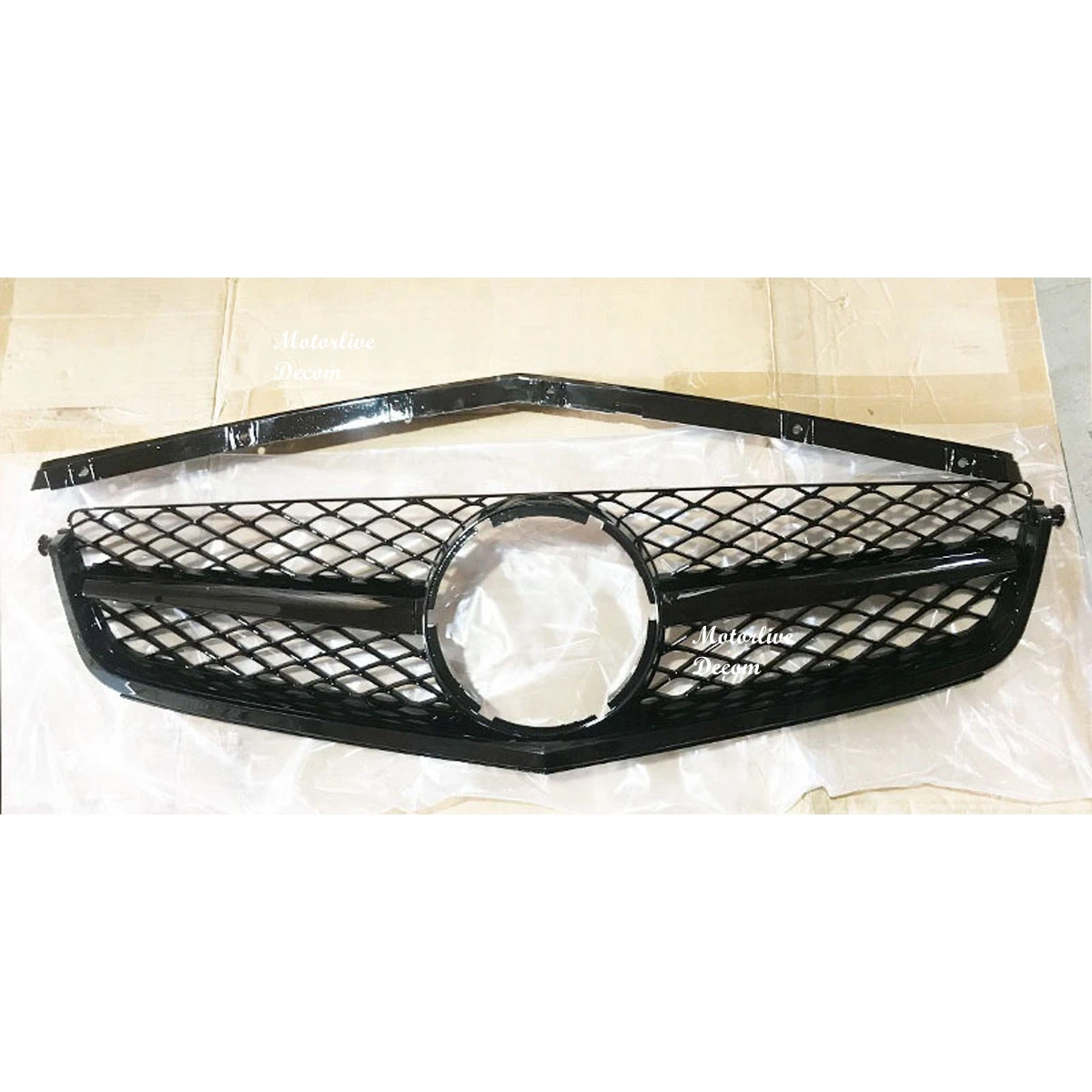 

Only C63AMG Gloss Black Front Hood Grille Fit for Mercedes Benz W204 2008-2011