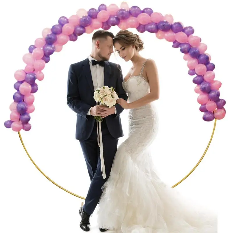 

Фон с изображением круга арки металлической арки с подставкой и золотым цветочным кольцом для свадебного сада на День святого Валентина