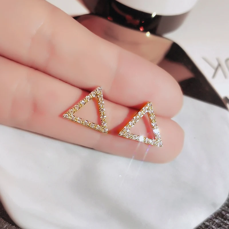 Треугольные серьги простые маленькие в виде Красной сетки новый стиль 2022 с