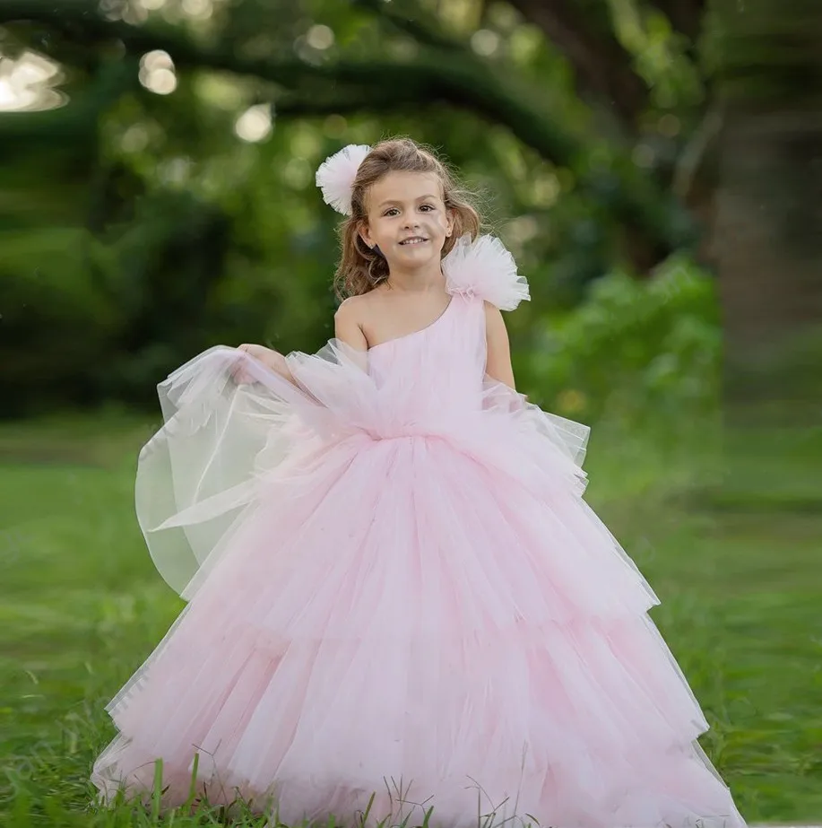 

Детское платье на одно плечо, с оборками, из тюля