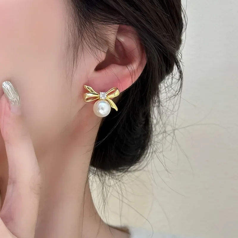 Серьги-гвоздики женские из серебра 925 пробы с жемчугом и цирконом