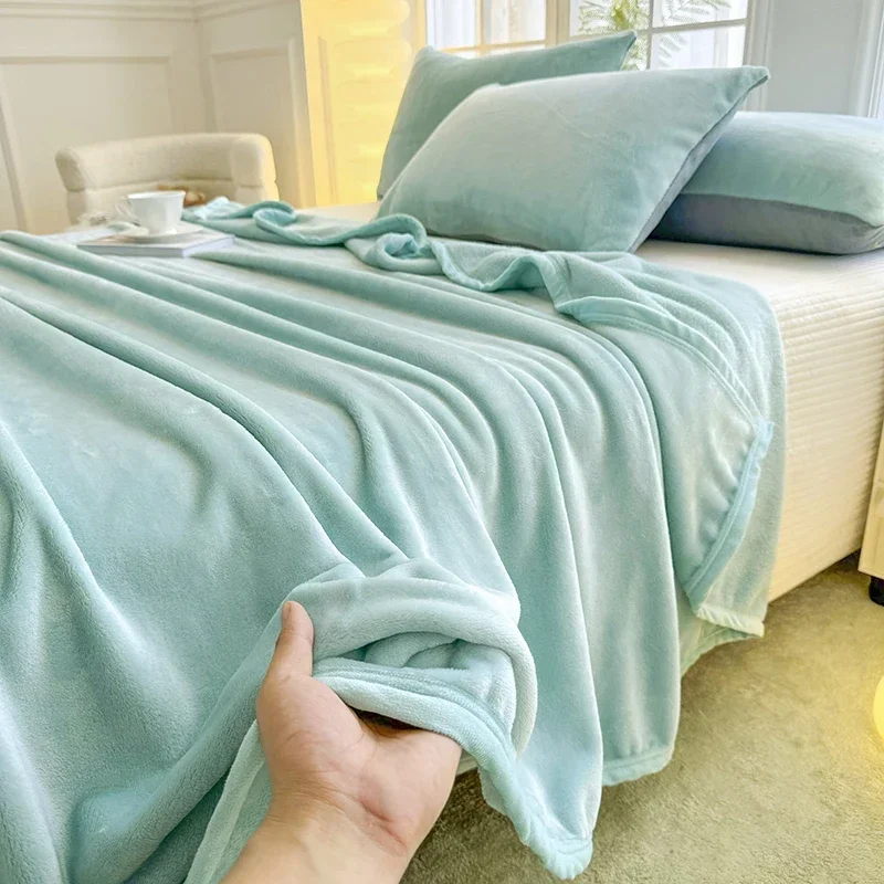 Мятно-зеленое пушистое одеяло большое мягкое и теплое однотонное для дивана