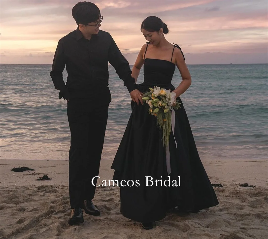 Женское вечернее платье на бретелях-спагетти трапециевидного силуэта