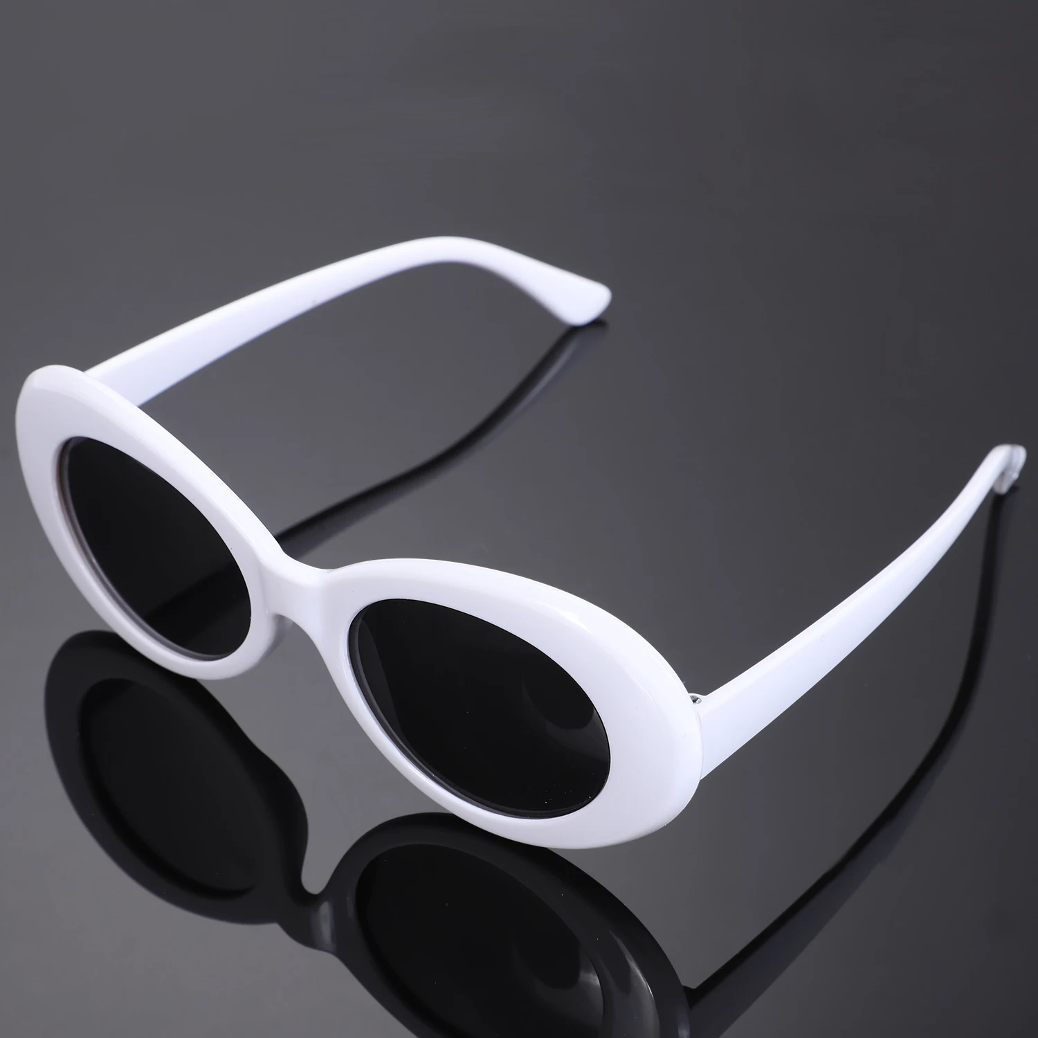 пиксельные очки deal with it. очки на белом фоне. очки черно белые. белые солнцезащитные очки clout goggles. крутые солнцезащитные очки.