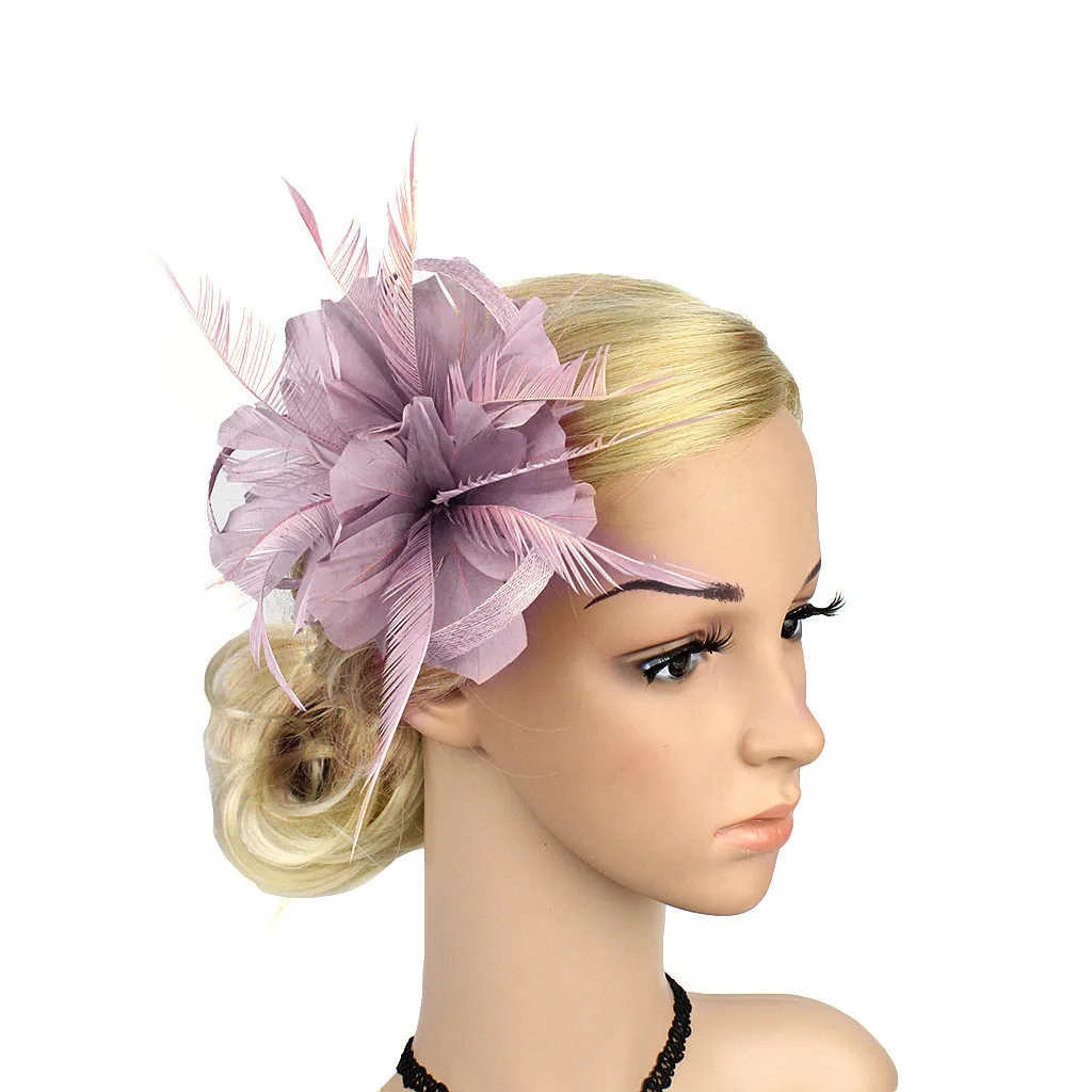 

Женская кружевная шляпка с перьями и цветами