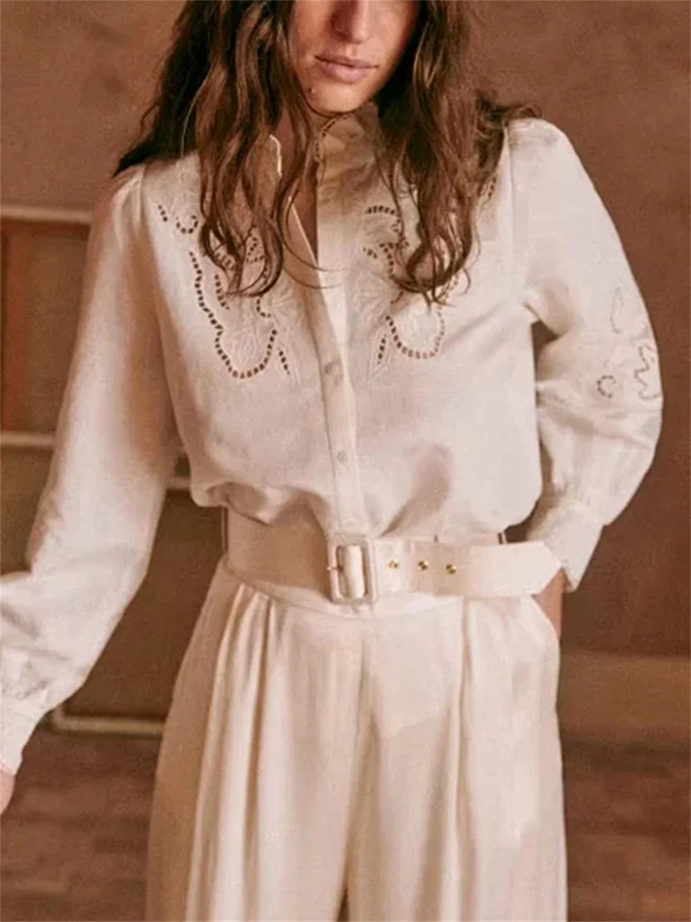 

Женская кружевная блузка с вышивкой, ажурная однотонная французская Милая рубашка с воротником-стойкой и рукавами-фонариками