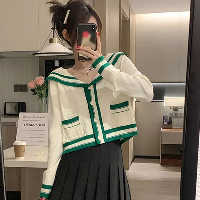 

Женский трикотажный свитер на пуговицах