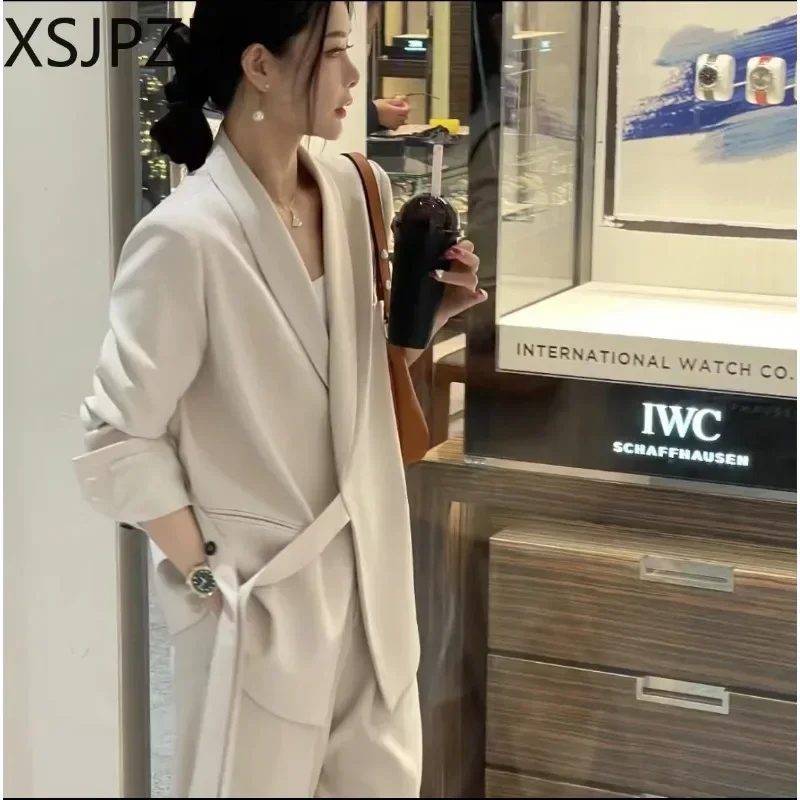 Женский офисный костюм из блейзера и брюк