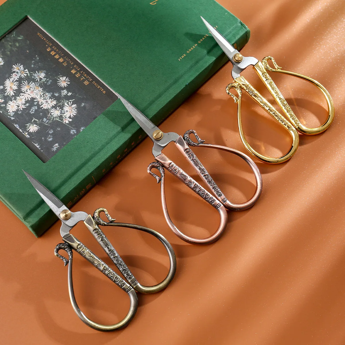 Золотые ремесленные ножницы в стиле ретро благоприятные облачные швейные