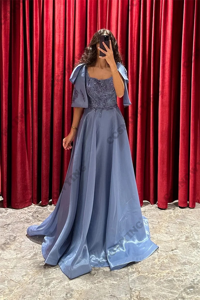 

Женское атласное платье с коротким рукавом и круглым вырезом