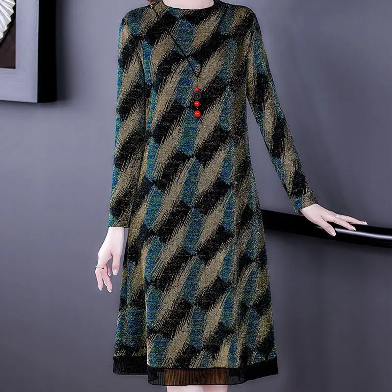 Женское шелковое платье с круглым вырезом