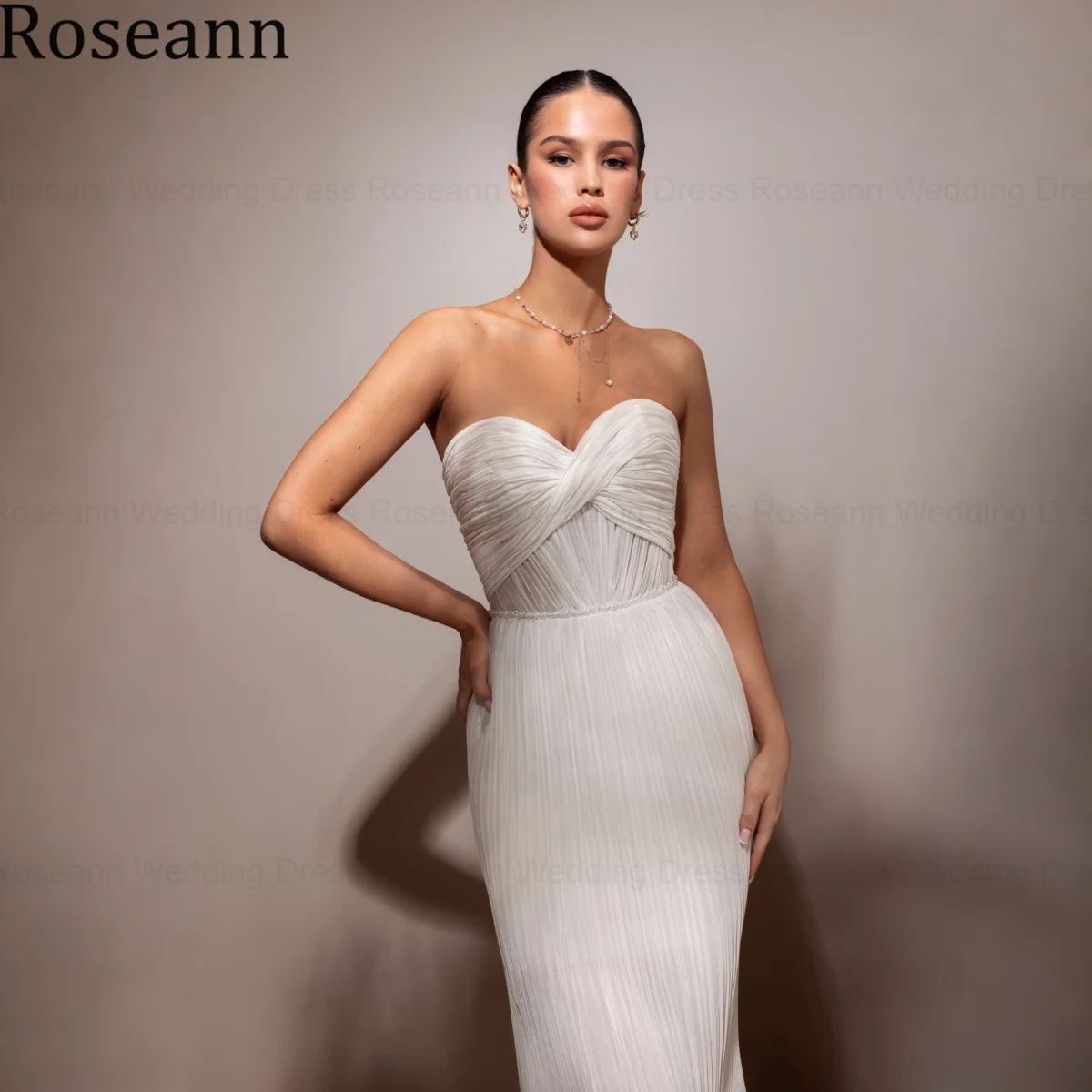 Фото Свадебное платье Roseann: Изысканное женское платье без бретелек из шифона, плиссированное, фасон «русалка», длина до колена, индивидуальный пошив, 2026 №1