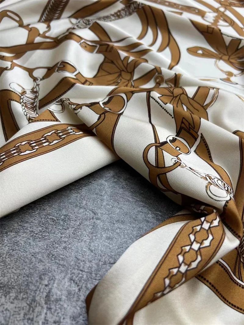 Модная черная белая цепочка Цветочная позиция шелковая ткань Женская Роскошная