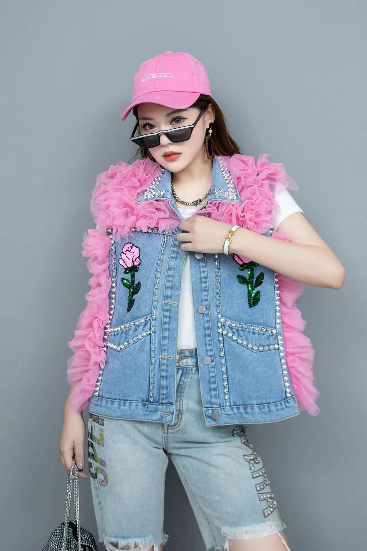 

Женский джинсовый жилет с цветочной вышивкой, повседневный контрастный джинсовый жилет без рукавов, сетчатый джинсовый жилет в стиле пэчворк, 2023