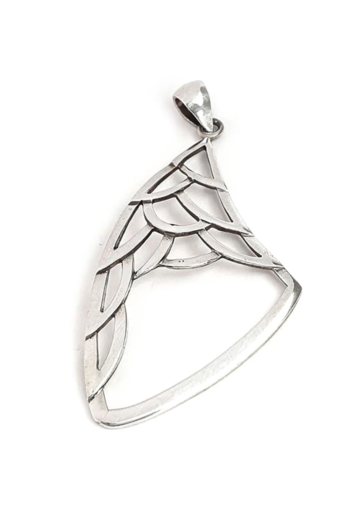 Кулон из серебра с крыльями ангела.