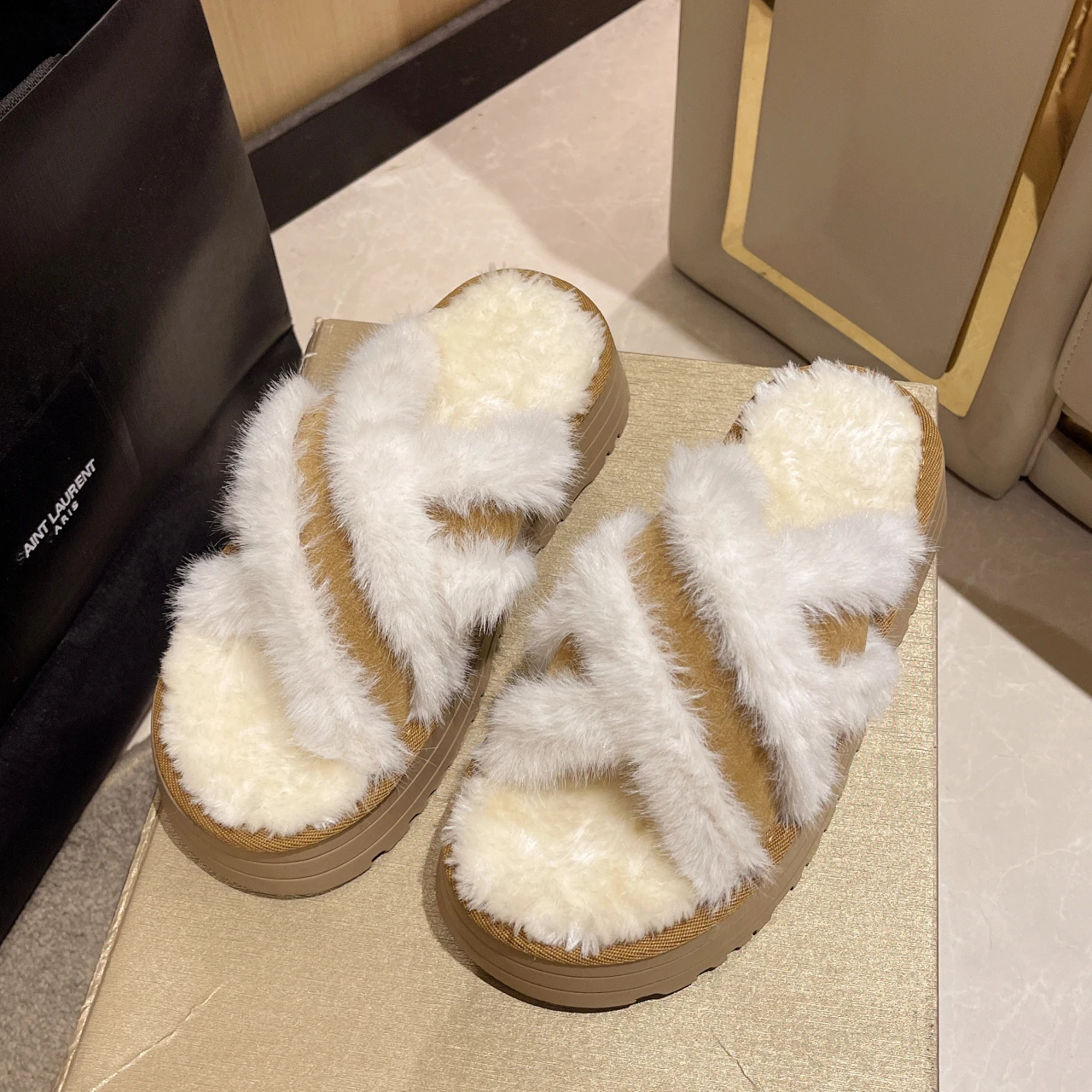 

Женские плюшевые шлепанцы, повседневные меховые шлепанцы на плоской подошве, зимняя комфортная теплая обувь для спальни, роскошные дизайнерские домашние хлопковые ботинки, 2023
