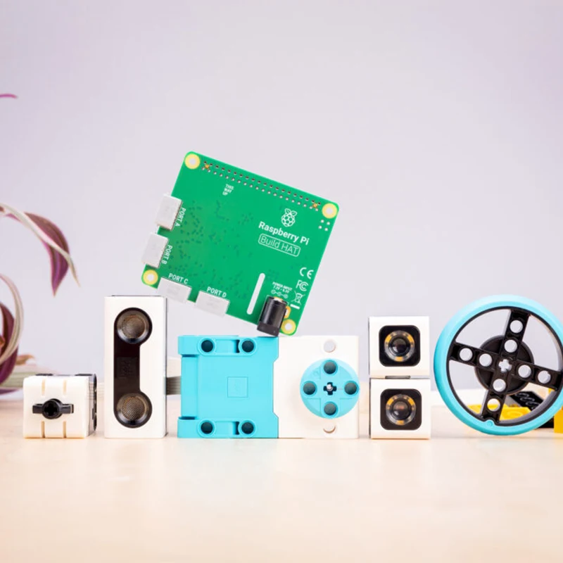 Встроенная плата расширения HAT с строительными блоками двигателями и датчиками.