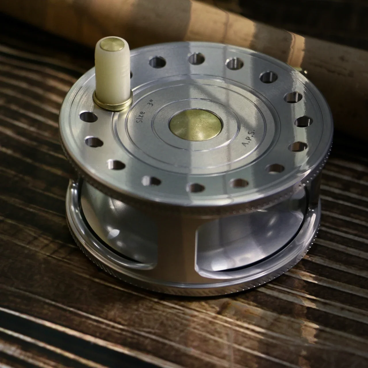 Классическое полностью механизированное цельное колесо для ловли нахлыстом