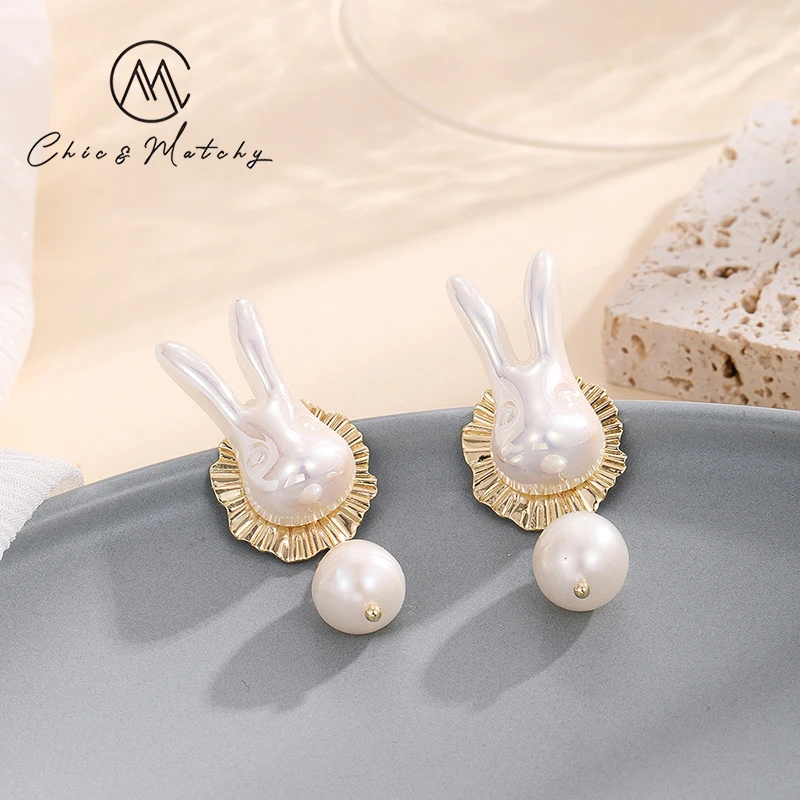 

Chic Matchy Trendy Gold Plating Color Natural Pearl Drop Earrings Imitation Pearl Rabbit Copper Material Women Dangle Earring