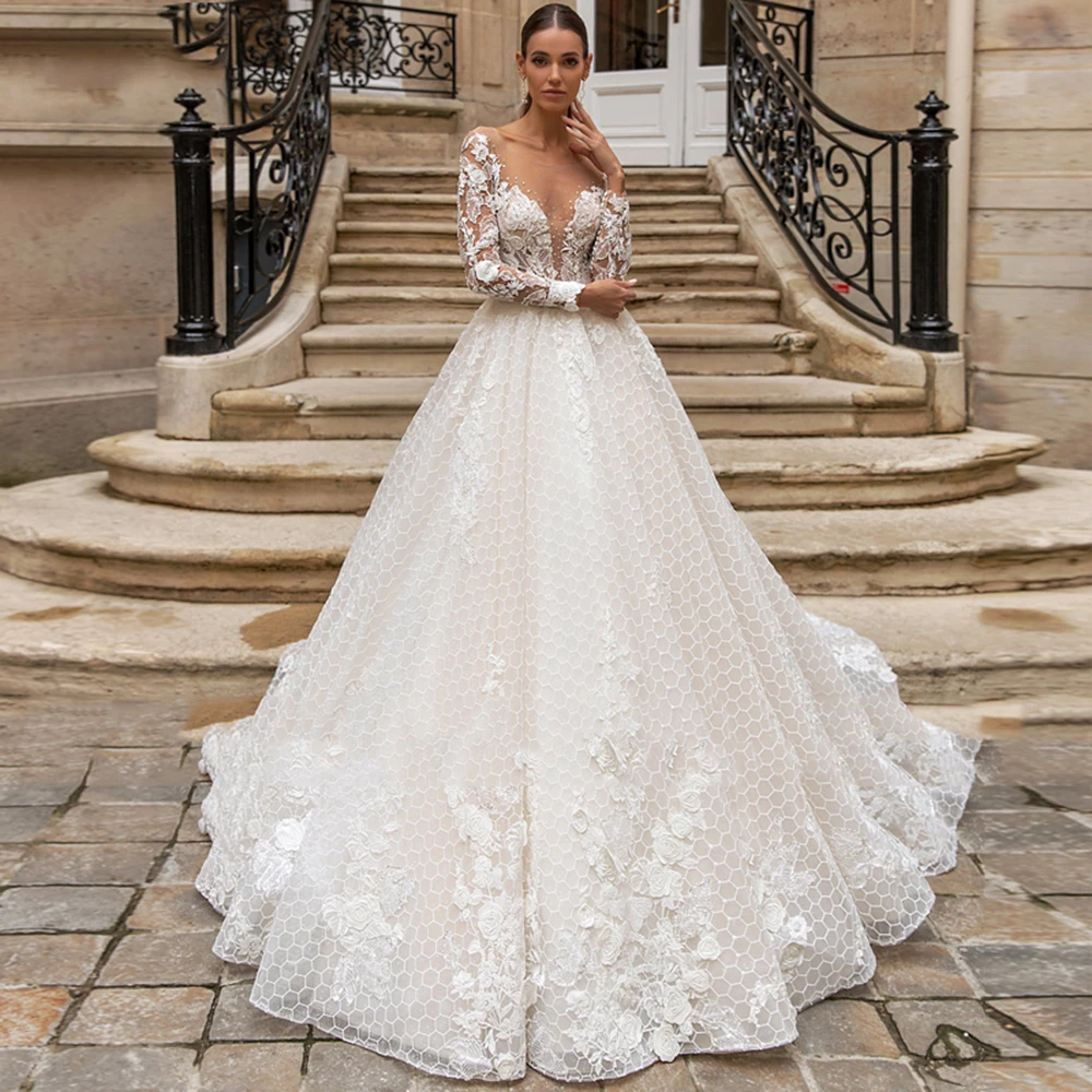 

Кружевное свадебное платье-трапеция со шлейфом и круглым вырезом