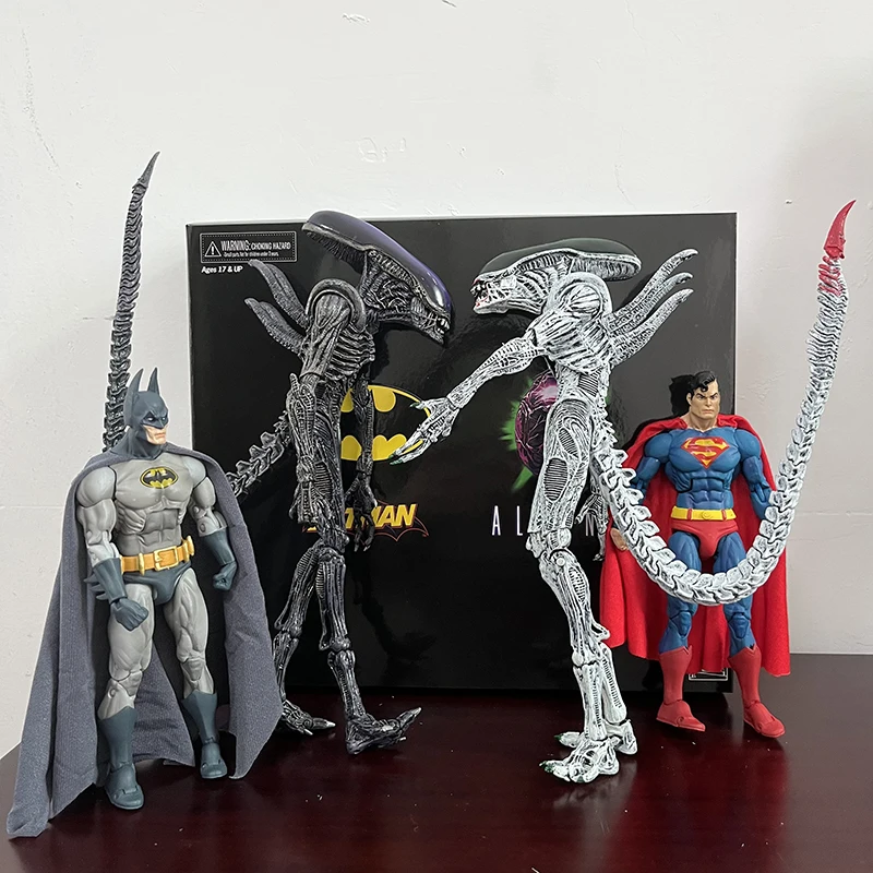 Original Bruce Wayne Supermen VS Alien Xenomorph NYCC 2019 Action Figure Collectible Model Toys 2pcs/set Desktop Ornament Gift