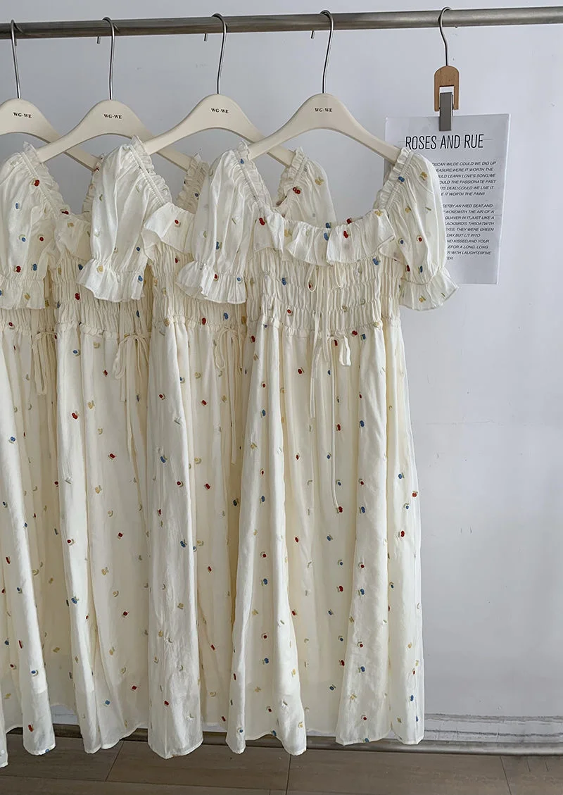 

Женское летнее платье-рубашка бежевого цвета с квадратным вырезом и цветочным принтом