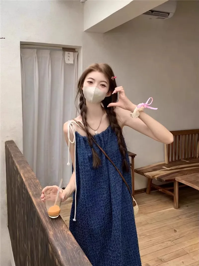 Женское платье средней длины из джинсовой ткани эффектное приталенное с