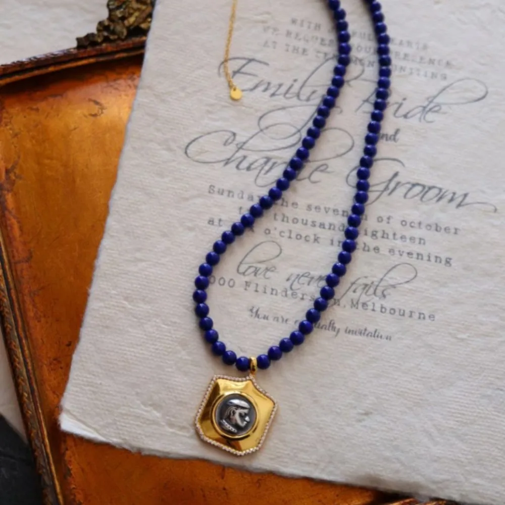 Цепочка с подвеской-монеткой в британском стиле