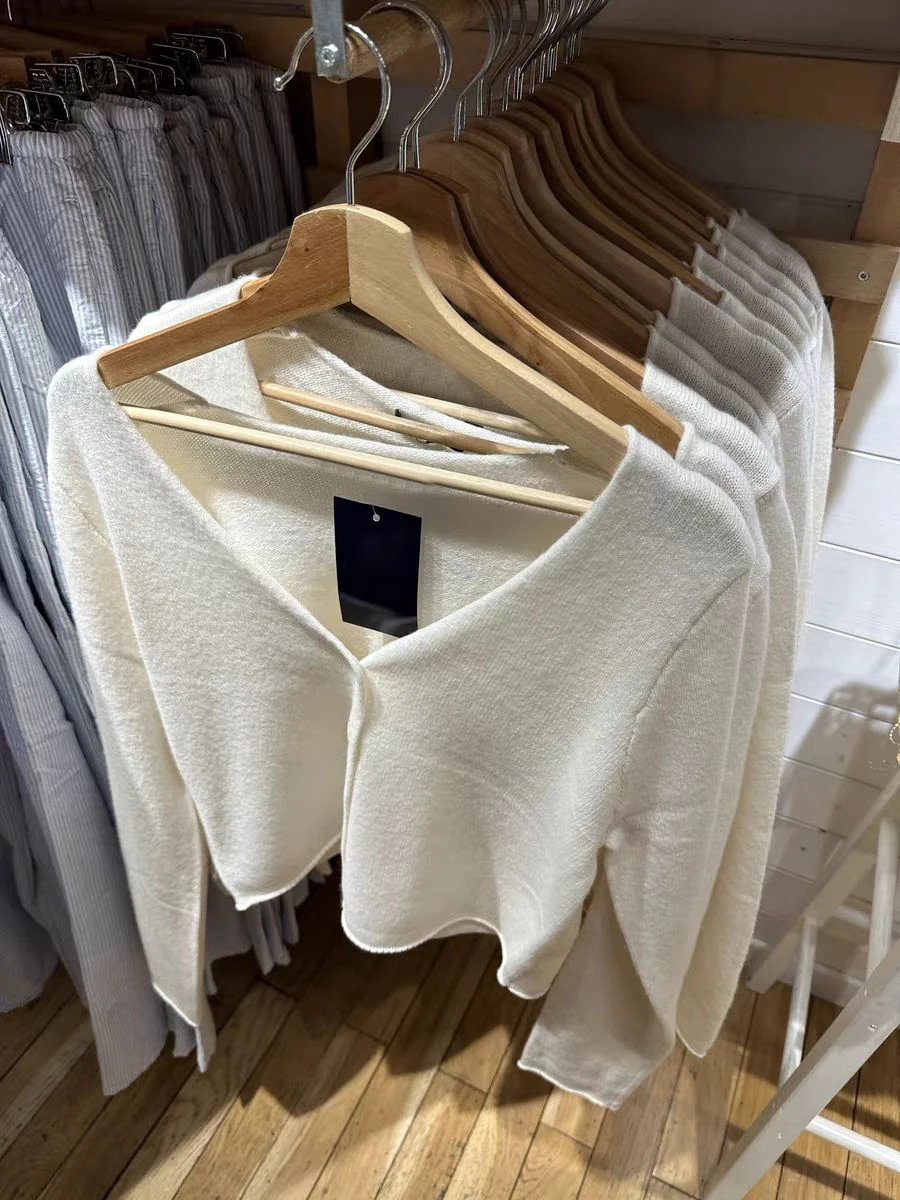 Вязаный кардиган с ажурным подолом бежевый однобортный хлопковый укороченный