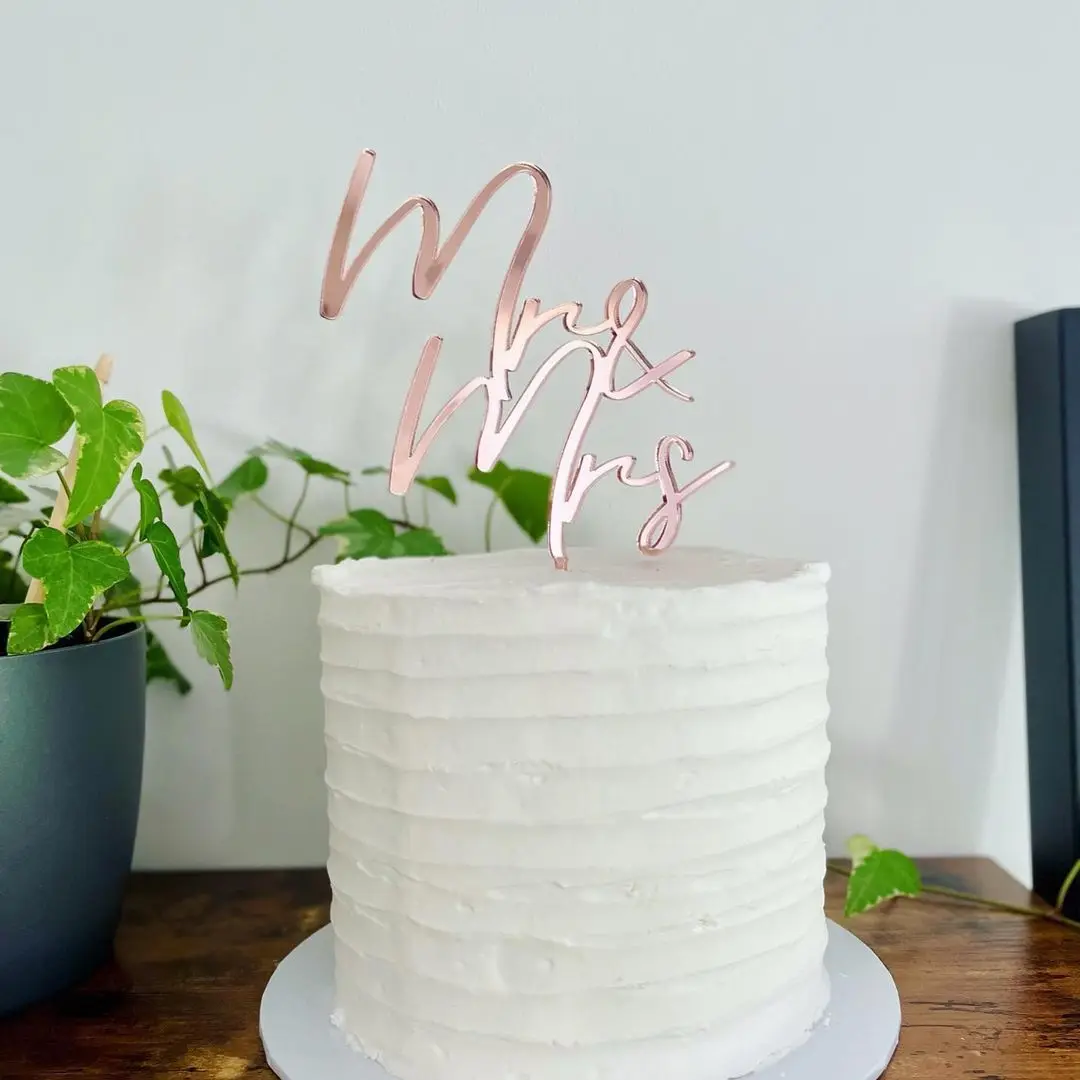 

Золотой акриловый топпер для торта INS Mr & Mrs