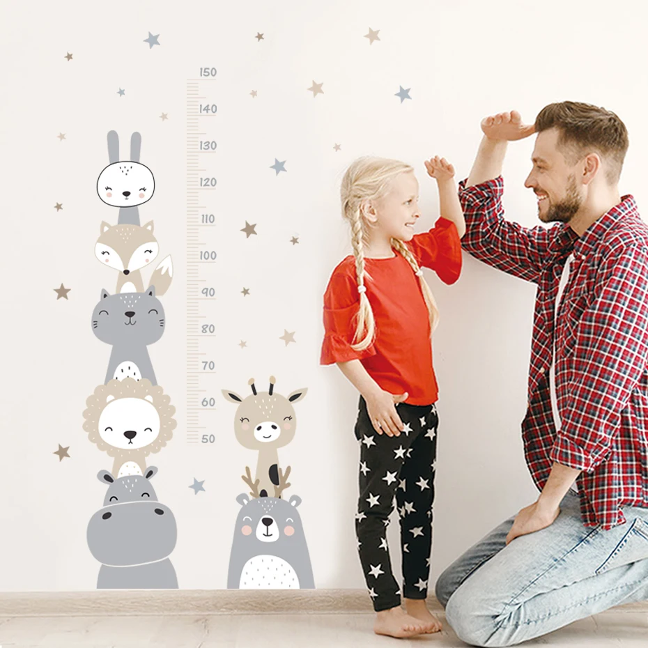 Наклейка на стену "Львенок-измеритель роста" с животными и звездами в стиле мультфильма для детской комнаты.