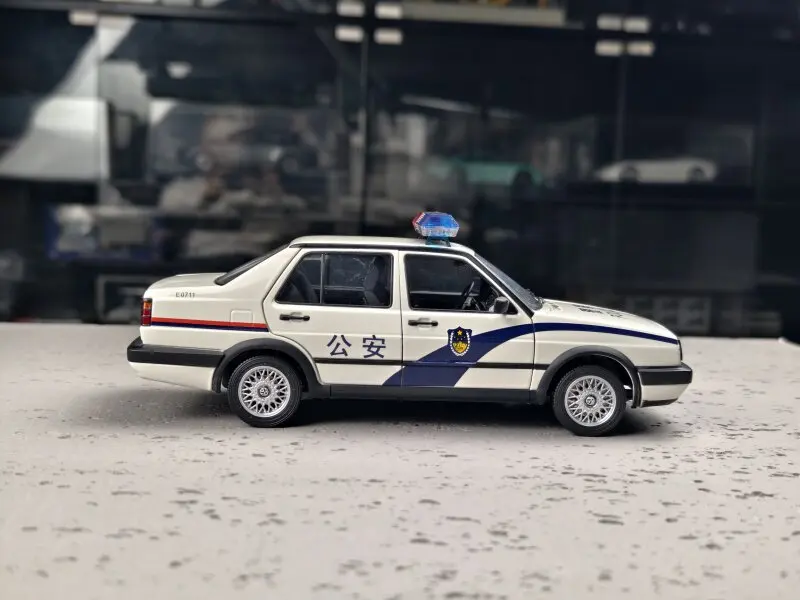 Фото Масштабная модель автомобиля VW Jetta Police 1:18 из литого металла с полностью открывающимися дверями №3
