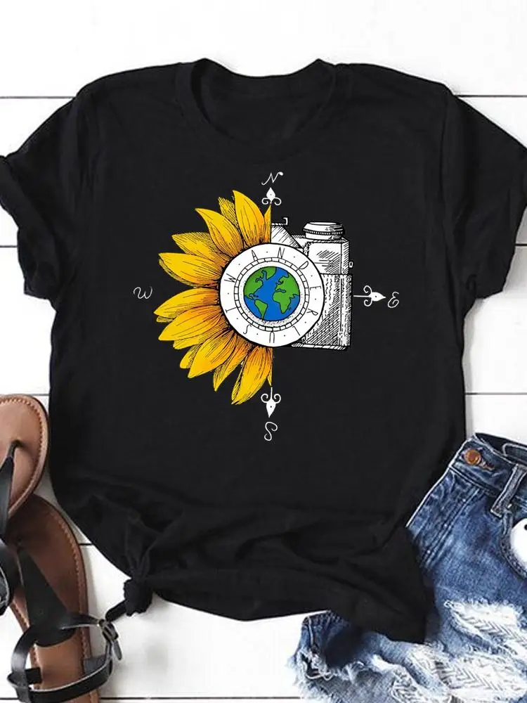 

Футболка женская с коротким рукавом, винтажная Милая стильная тенниска с принтом цветов, модная одежда с графическим принтом, черный цвет, н...