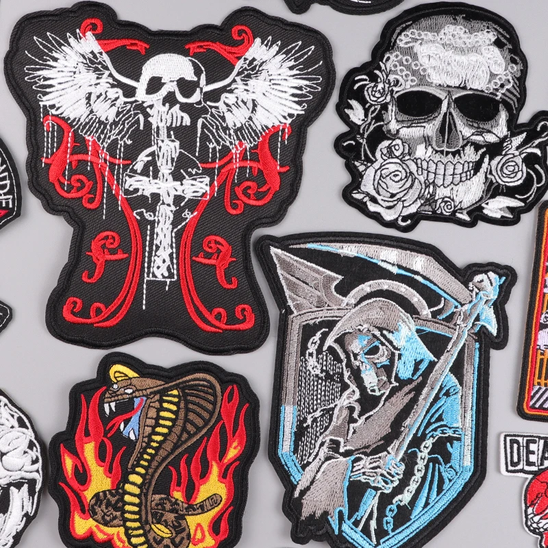 Нашивка с черепом в стиле панк