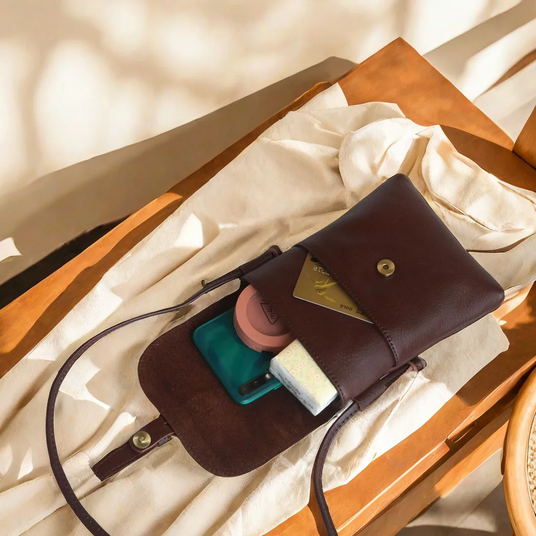 2025 г. сумка ручной работы из коровьей кожи растительного дубления для мобильного