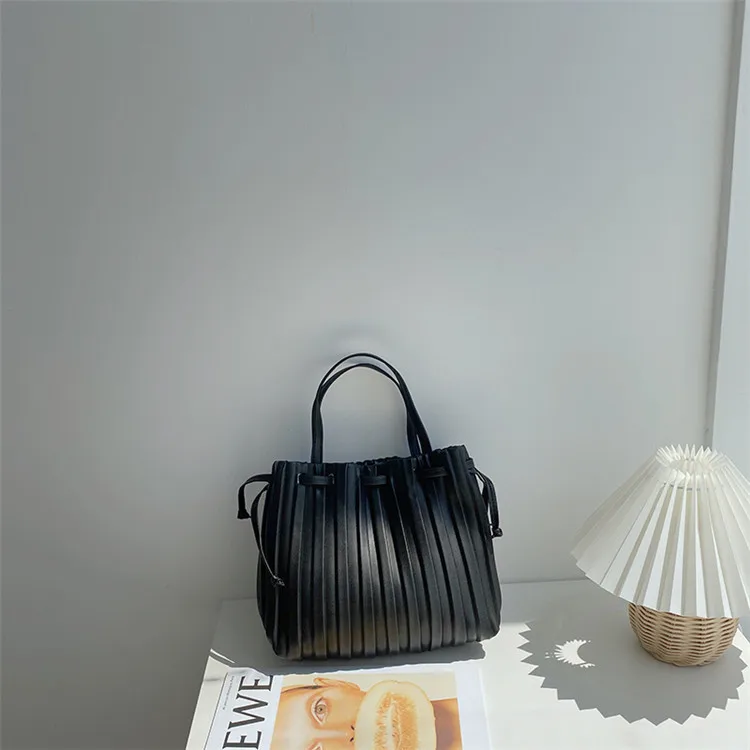 

2022 Autumn Winter Women Bags Korean Striped Pleated String PU Bucket Shoulder Bags Fashion Luxury Ladies Handbags Crossbody Bag
