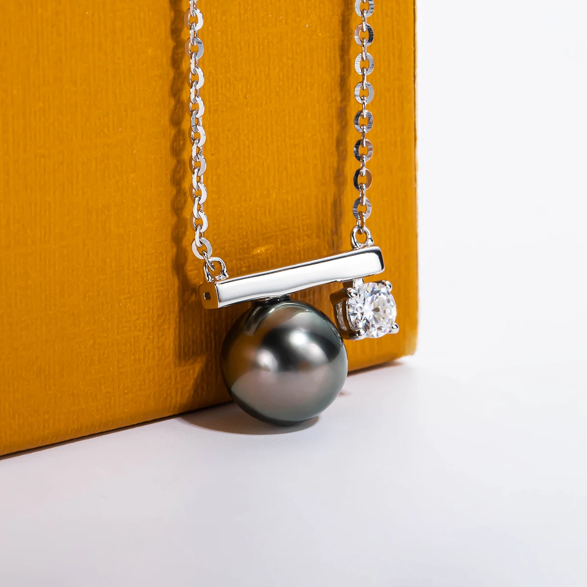 

Ожерелье из таитянского черного жемчуга и ожерелье из морского жемчуга с муассанитом 0,3 карата, цепочка 40 + 2 + 3 см с сертификатом ювелирных и...