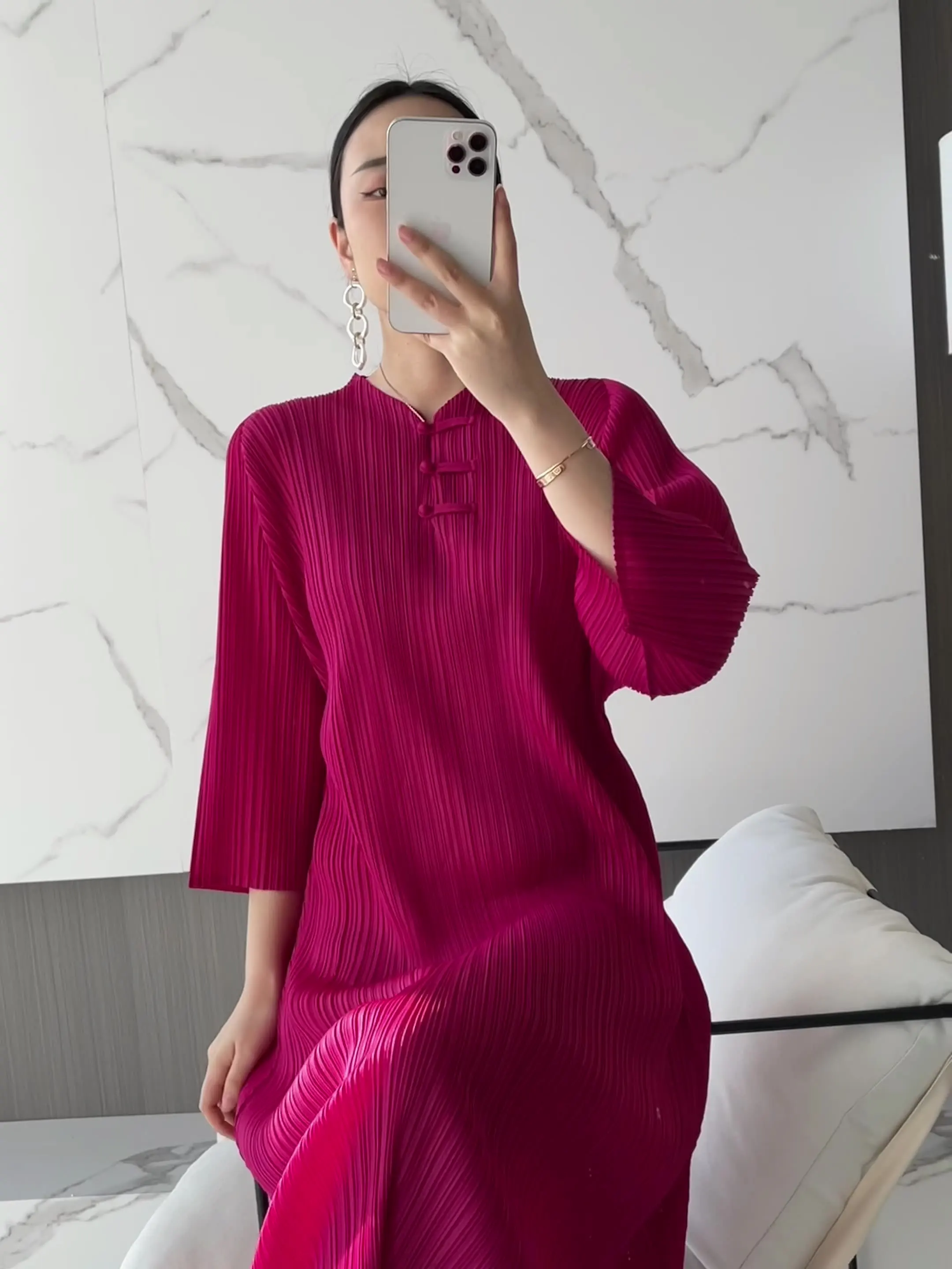 

Miyake pleated long skirt 2022 spring new women's solid color simple atmosphere plate buckle cheongsam upgrade long dress