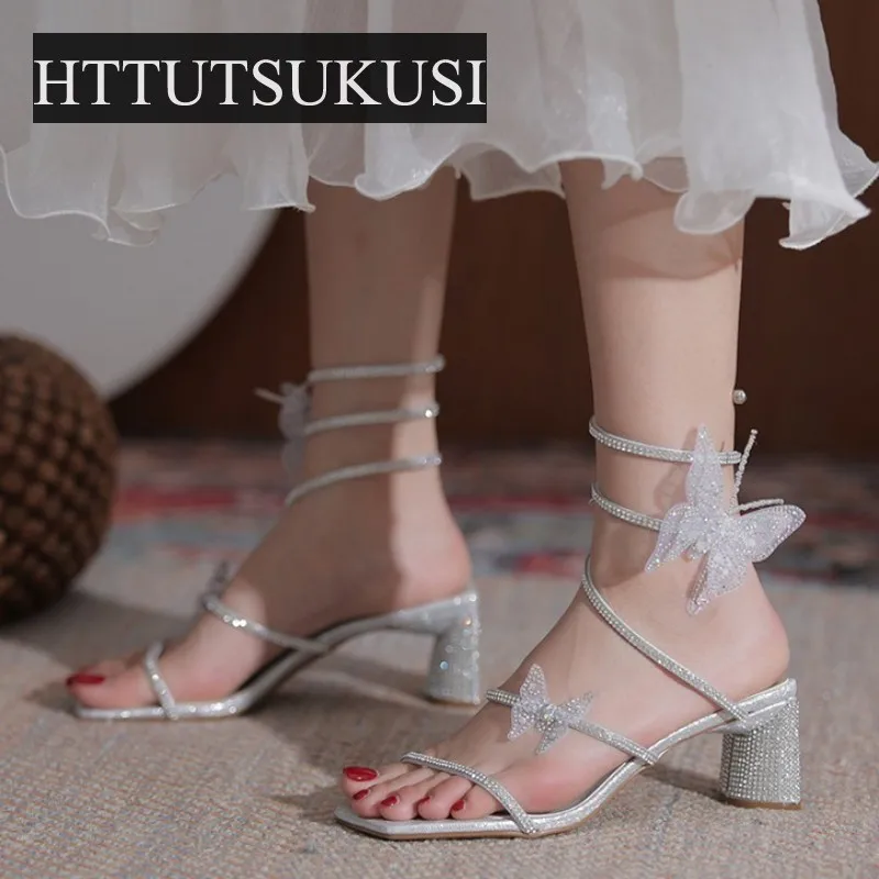 

Босоножки Стразы с бабочками на высоком каблуке женские модные праздничные сандалии на толстом каблуке Новая Летняя женская обувь-гладиат...