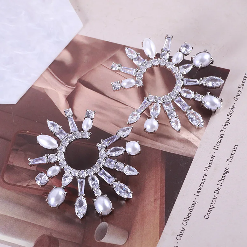 Модные блестящие индивидуальные полые серьги с подсолнухом украшенные жемчугом