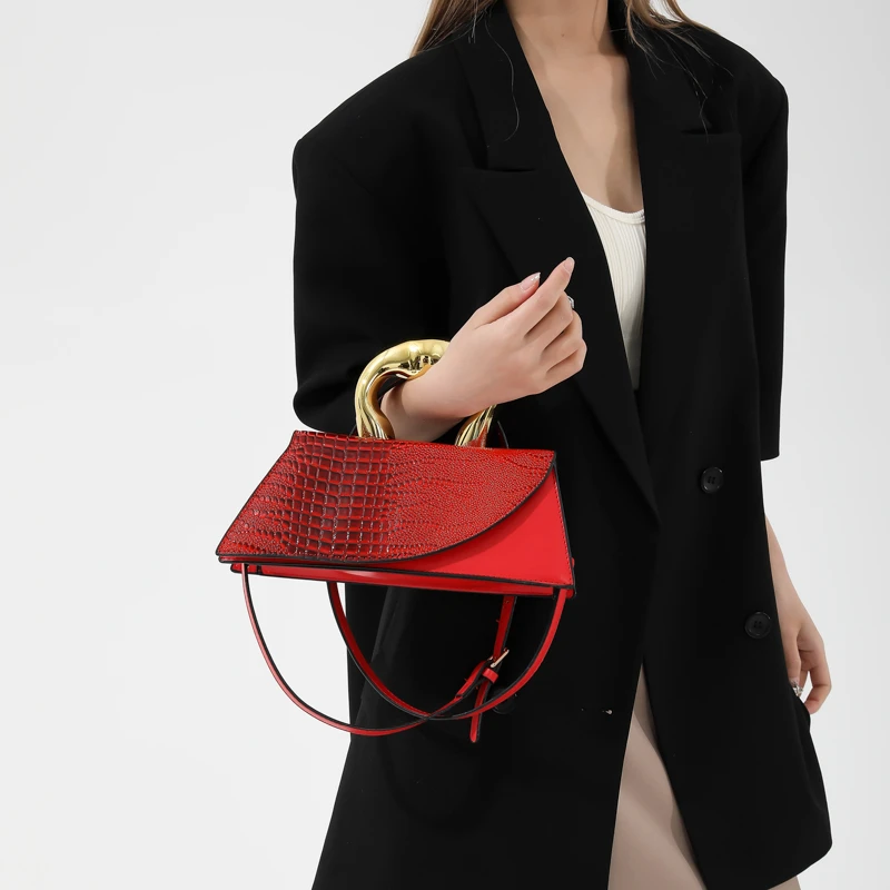 Модная сумка из искусственной кожи с текстурой крокодила и золотой ручкой