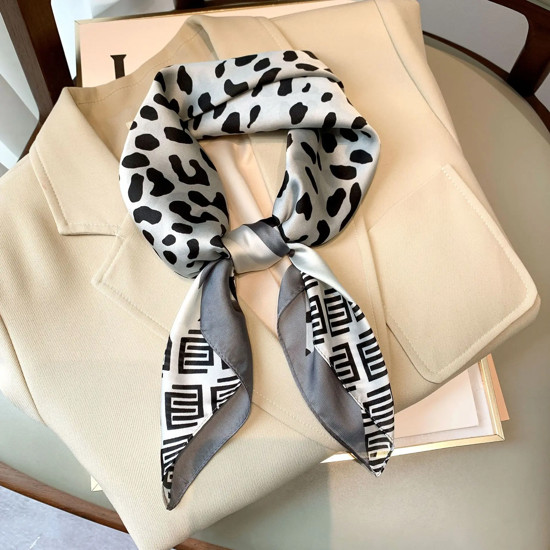 

2021 Spring Summer Design Print Neck Scarves Hairband Female Foulard Bandana Pashmina Wrap Scarves Brand Shawl