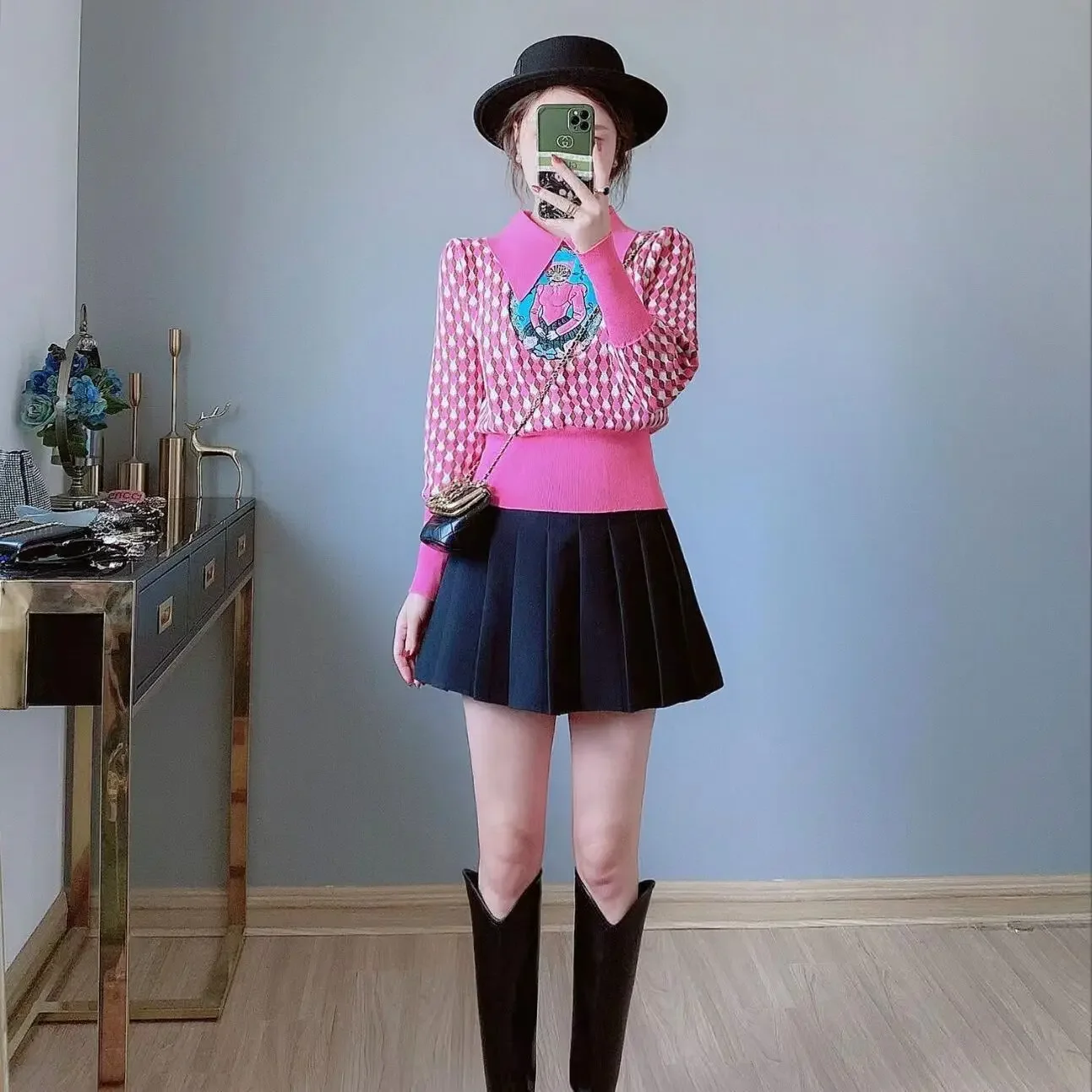 Женский свитер в французском стиле с вышивкой и мультяшным рисунком