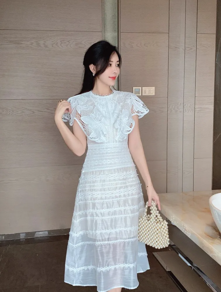 Кружевное однотонное белое праздвечерние чное платье с вышивкой на весну для