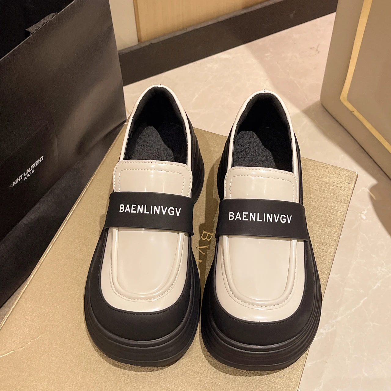 

Женские кожаные туфли на плоской подошве, с круглым носком