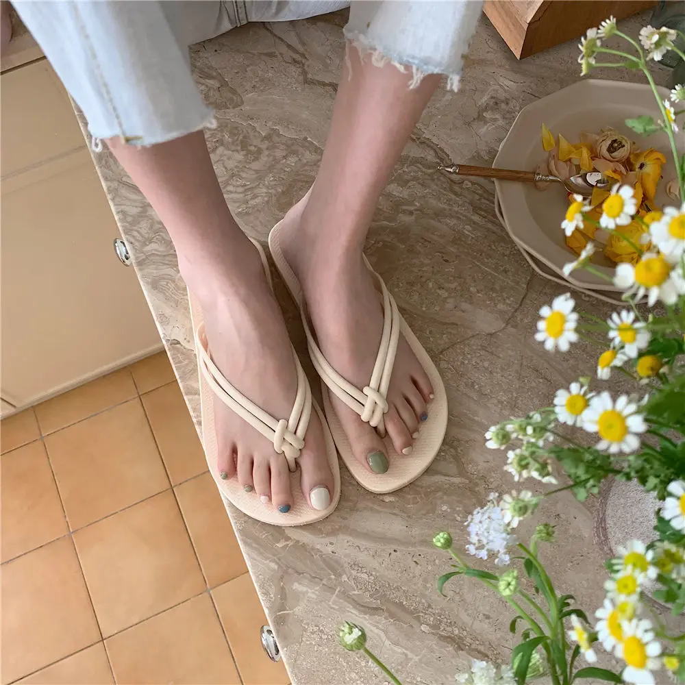 Korean style ins fashion casual flip-flops female summer wear non-slip bath flip-flops sandals beach shoes