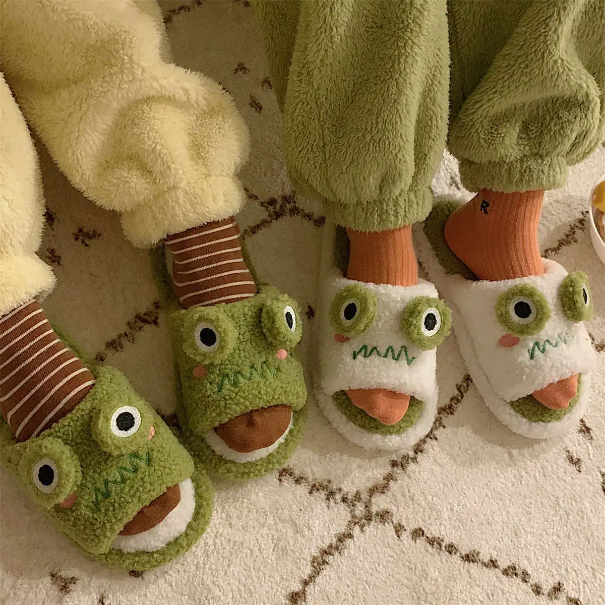 

2022 New Fashion Women warm slipper for Winter Cute frog Patterns Mixed Colors Warm Plush Fabric Couples Indoor slipper shoes